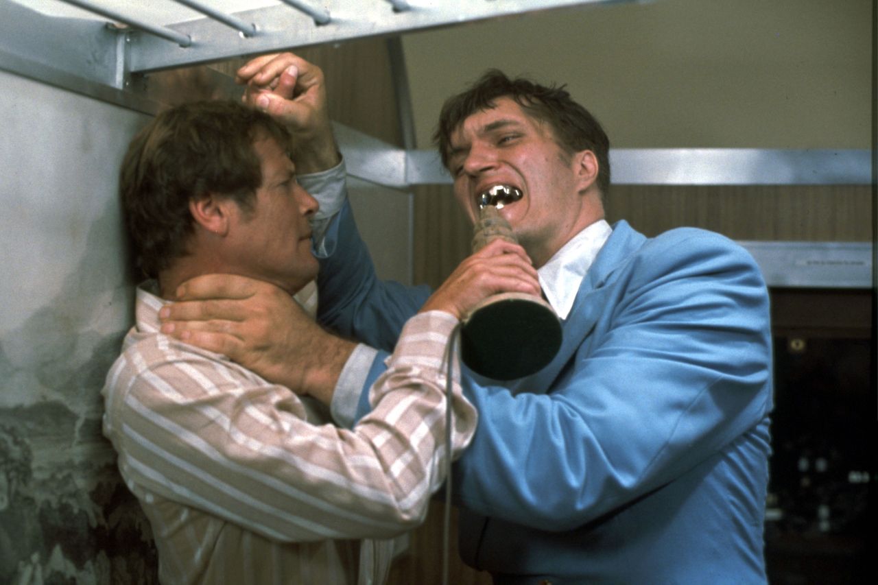 Znasz przygody 007? To połącz film z czarnym charakterem