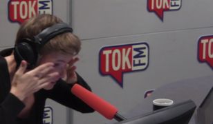 Dyrektorka schroniska opowiada w radiu o problemach placówki. Audycję przerywa telefon, który zmieni wszystko