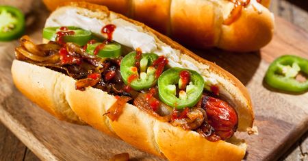 Wege hot-dogi w "Stop Cafe". Internauta sprawdza, co jest w środku
