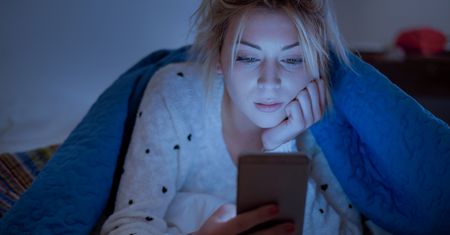 To już choroba. Polacy mają lęk przed odłożeniem smartfonów