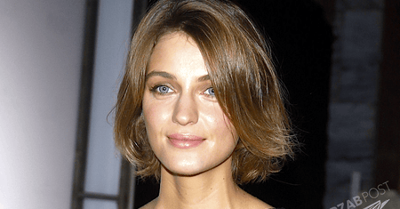 Renata Kaczoruk na Elle Style Awards 2015 do klasycznych spodni dobrała szaloną bluzkę [GALERIA]