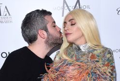 Lady Gaga robi dziwne miny na ściance. Wraca do starego stylu?