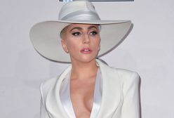Lady Gaga w kreacji z głębokim dekoltem. Cudem uniknęła wpadki