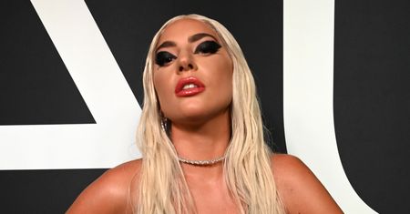 Lady Gaga w wannie wypełnionej lodem. To nie wszystko, co robi