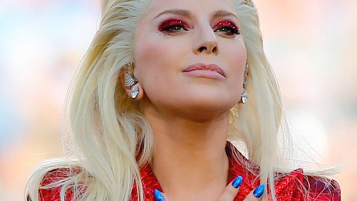 Lady Gaga w bikini i bez makijażu kusi z łóżka atrakcyjnym ciałem. Takie zdjęcia w jej wydaniu to prawie święto