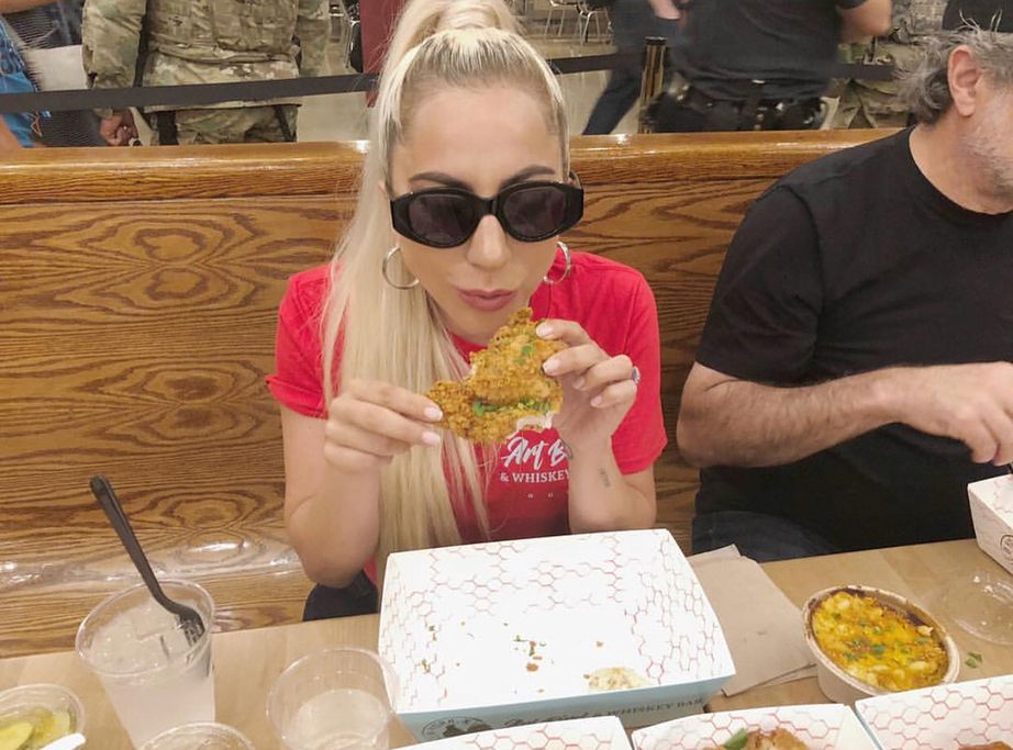 Lady Gaga objada się kurczakami w Nowym Jorku. Ma swoje powody