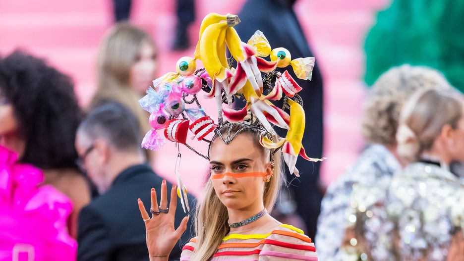 Met Gala 2020. Cara Delevingne w tym roku nie założy tak pomysłowej kreacji