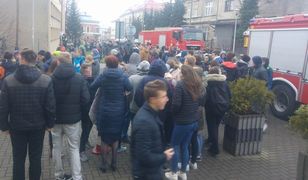 Groźny gaz w szkole podstawowej. Ewakuowano dzieci, kilkoro się zatruło