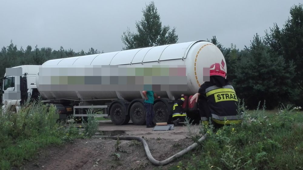 Cysterna w asyście straży została eskortowana na bezpieczny teren w pobliżu miejsca kontroli