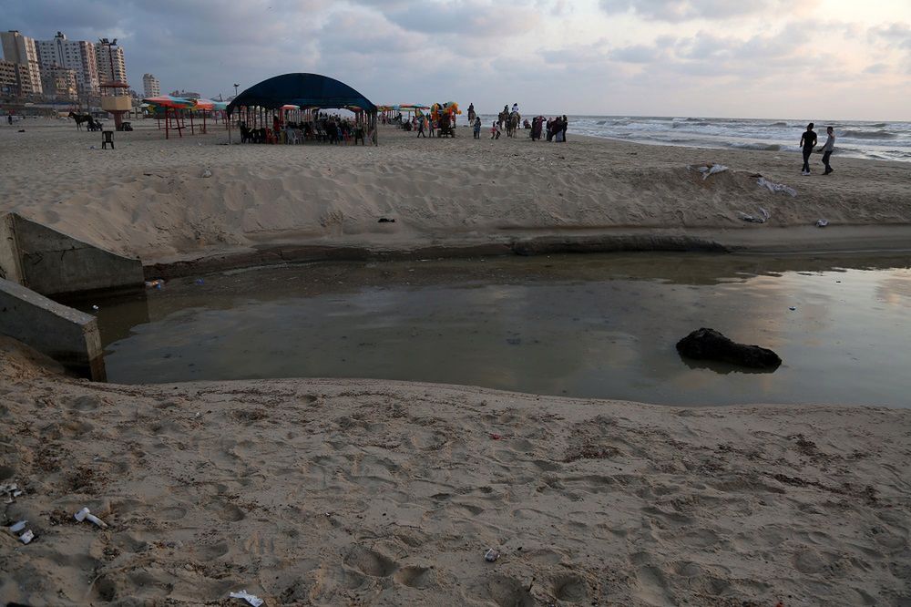 Ścieki wpływające do morza w obozie dla uchodźców "Shati" w strefie Gazy.