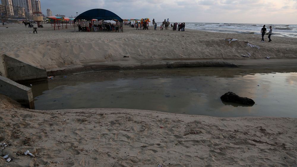 Ścieki wpływające do morza w obozie dla uchodźców "Shati" w strefie Gazy.