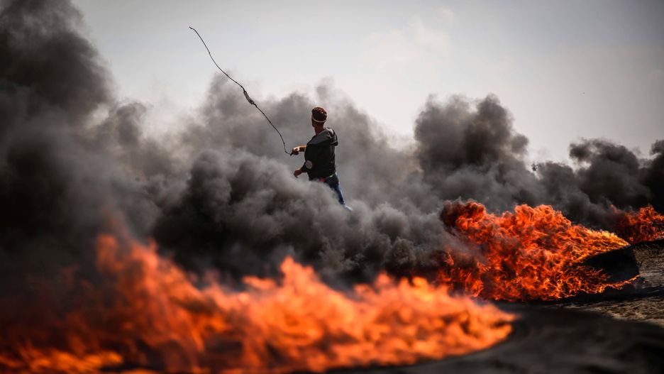 Demonstracja Palestyńczyków w pobliżu granicy Strefy Gazy z Izraelem