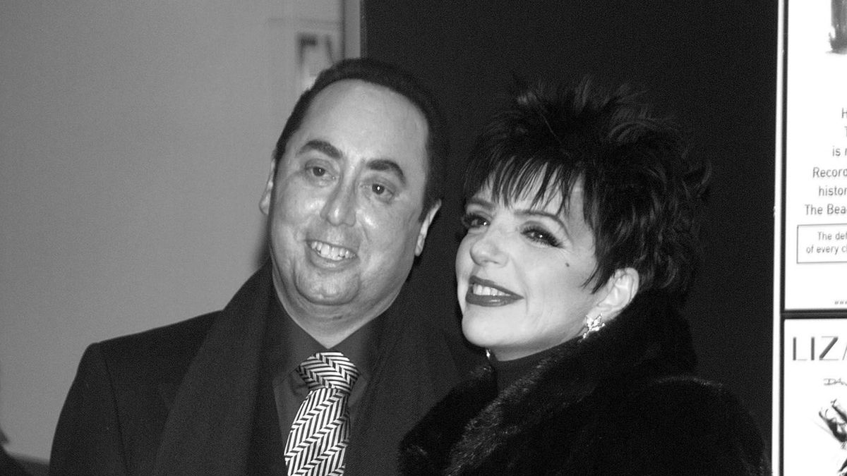 Liza Minnelli and David Gest promoting her new cd Liza's Back in New York.album. fur. jewellery. earrings. compact disc. record.three quarter length.  / oko na swiat