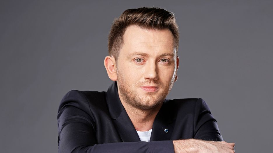 Adam Giza prowadzi w TVP Info program o koronawirusie