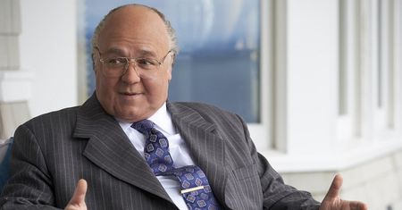 "Na cały głos": Medialna propaganda od kuchni. Recenzja serialu z Russellem Crowe'em