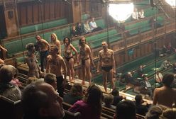 Debata nad brexitem. Nagle wchodzą półnadzy protestujący