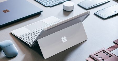 Tablet Microsoft Surface Go - mniejszy, lżejszy, tańszy