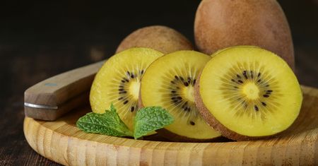 Kiwi w kolorze słońca. Można jeść ze skórką