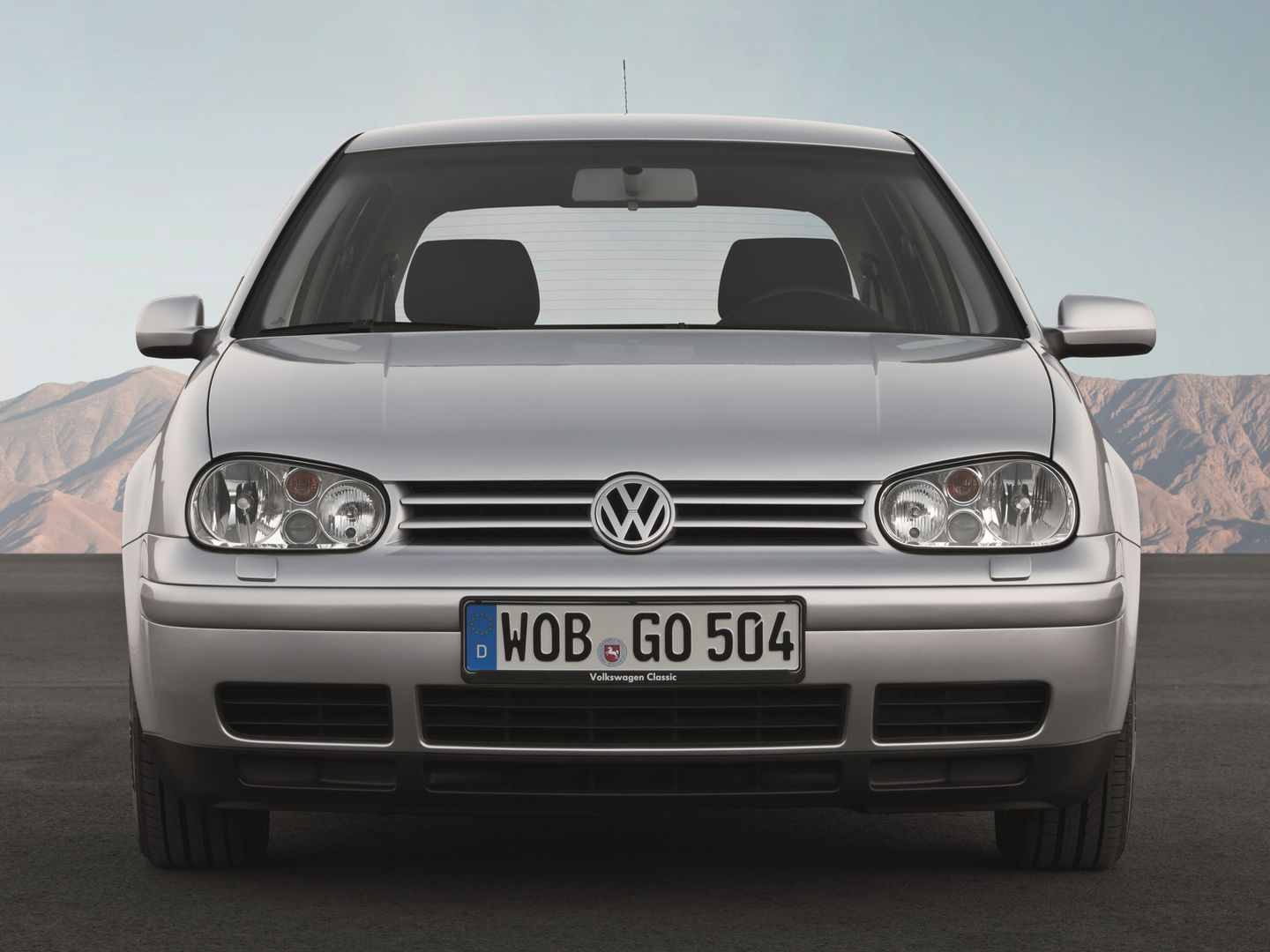Volkswagen Golf przyzwyczaił nas do widoku małego lusterka z prawej strony.