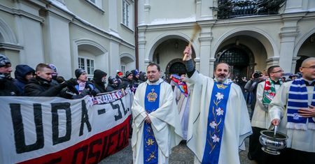 "Twarze pijane wódą i chrześcijańska nienawiść". Kulisy kibolskiej pielgrzymki na Jasną Górę