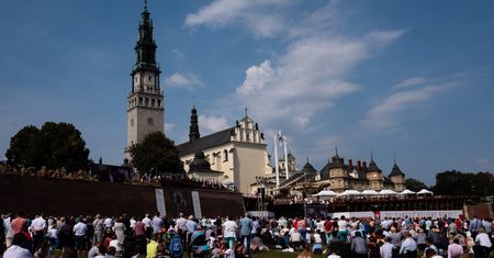 15 sierpnia w Częstochowie. Pielgrzymka dobiegła końca, a wierni modlą się przy obrazie Matki Boskiej Częstochowskiej