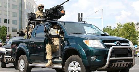 Żołnierze GROM pokazują swój samochód. Jeżdżą niezniszczalną Toyotą Hilux