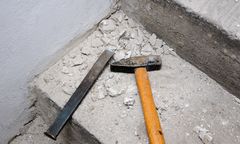 Ksiądz zalewa sąsiadów. Inspektorzy z Ełku: to samowola budowlana