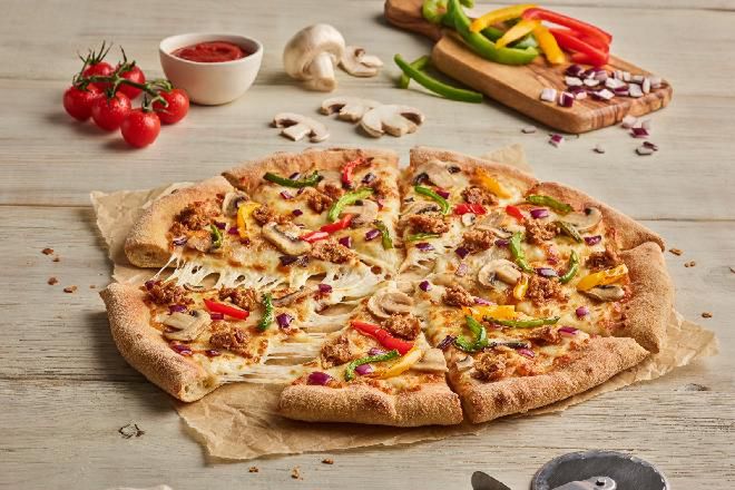 Pizza Hut też pozwoli zrezygnować z szynki lub salami. Alternatywą "roślinne mięso"