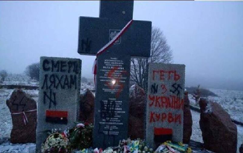 Ukraina rozpracowuje grupę, która dewastowała polskie groby. Trop prowadzi do Rosji