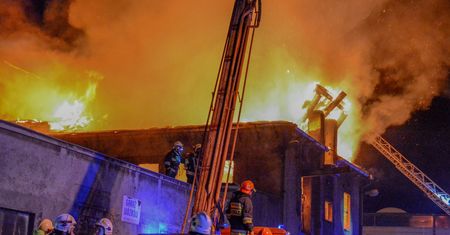 Ogromny pożar hali. W akcji 16 zastępów straży