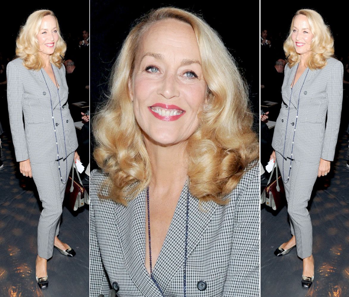 LOOK OF THE DAY: Jerry Hall w kraciastym garniturze