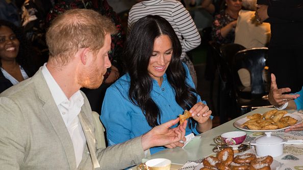 Księżna Meghan i książe Harry podczas wizyty w Kapsztadzie ugoszczeni lokalnym jedzeniem