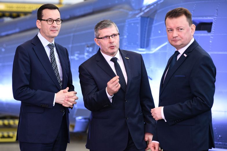 Premier Mateusz Morawiecki, prezes PZL Mielec Janusz Zakręcki i szef MON Mariusz Błaszczak - wydają się zadowoleni z podpisanego kontraktu.  