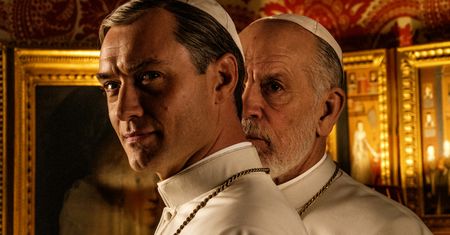 "Nowy papież". W zwiastunie serialu rozebrany Jude Law