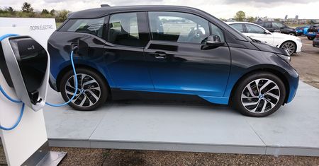 BMW rozpoczyna elektryczną ofensywę - wybuduje aż 100 stacji ładowania samochodów elektrycznych