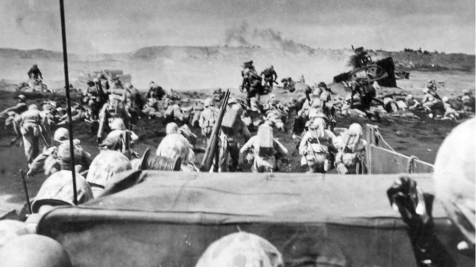 Marines lądujący na wyspie Iwo Jima