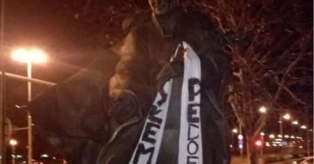 "Kryłem pedofilów" na pomnikach Jana Pawła II. Akcja wywoła oburzenie