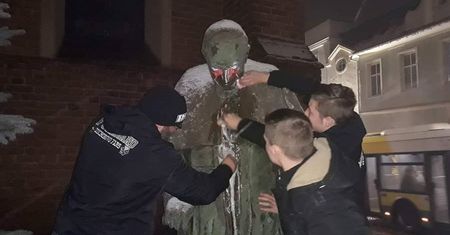 Zdewastował pomnik papieża. Grożą mu dwa lata