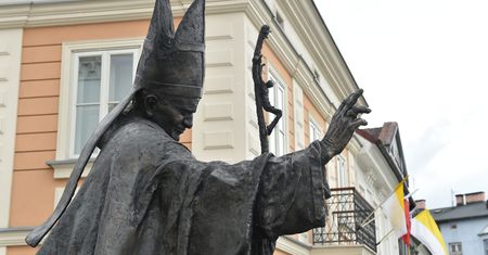Wadowice. Woda wypływa z pomnika Jana Pawła II. Ludzie mówią o cudzie. Za wszystkim stoją urzędnicy