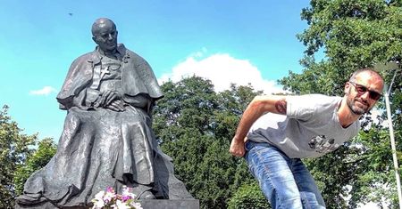 Pokazał tyłek Janowi Pawłowi II. Polacy linczują go w sieci