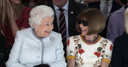 Uśmiechy i pogaduszki. Elżbieta II bawiła się świetnie w pierwszym rzędzie na pokazie mody