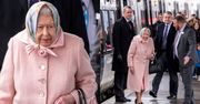 Królowa Elżbieta II cała na różowo rozpoczyna świąteczną przerwę na dworcu kolejowym w Norfolk