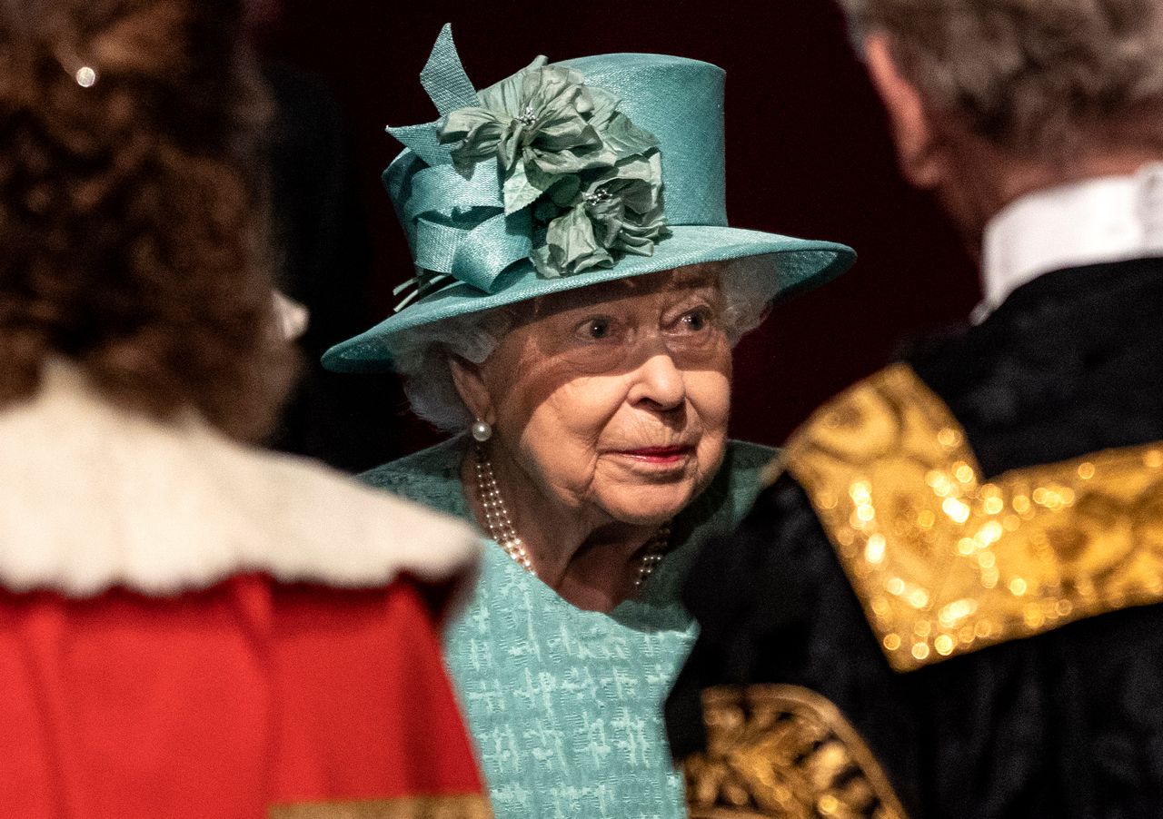 Elżbieta II na otwarciu sesji parlamentu. Porzuciła koronę na rzecz kapelusza