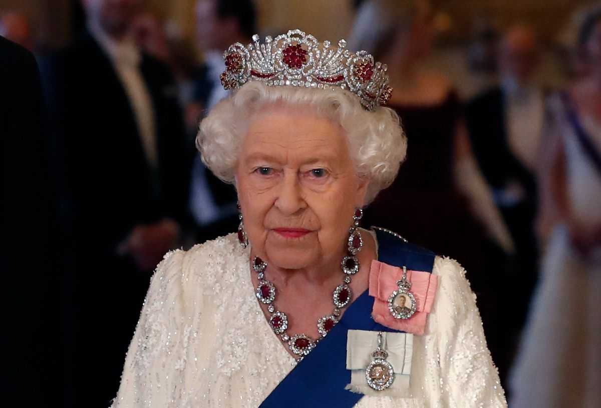 Królowa Elżbieta II zmieniła koronę. Bo była za ciężka