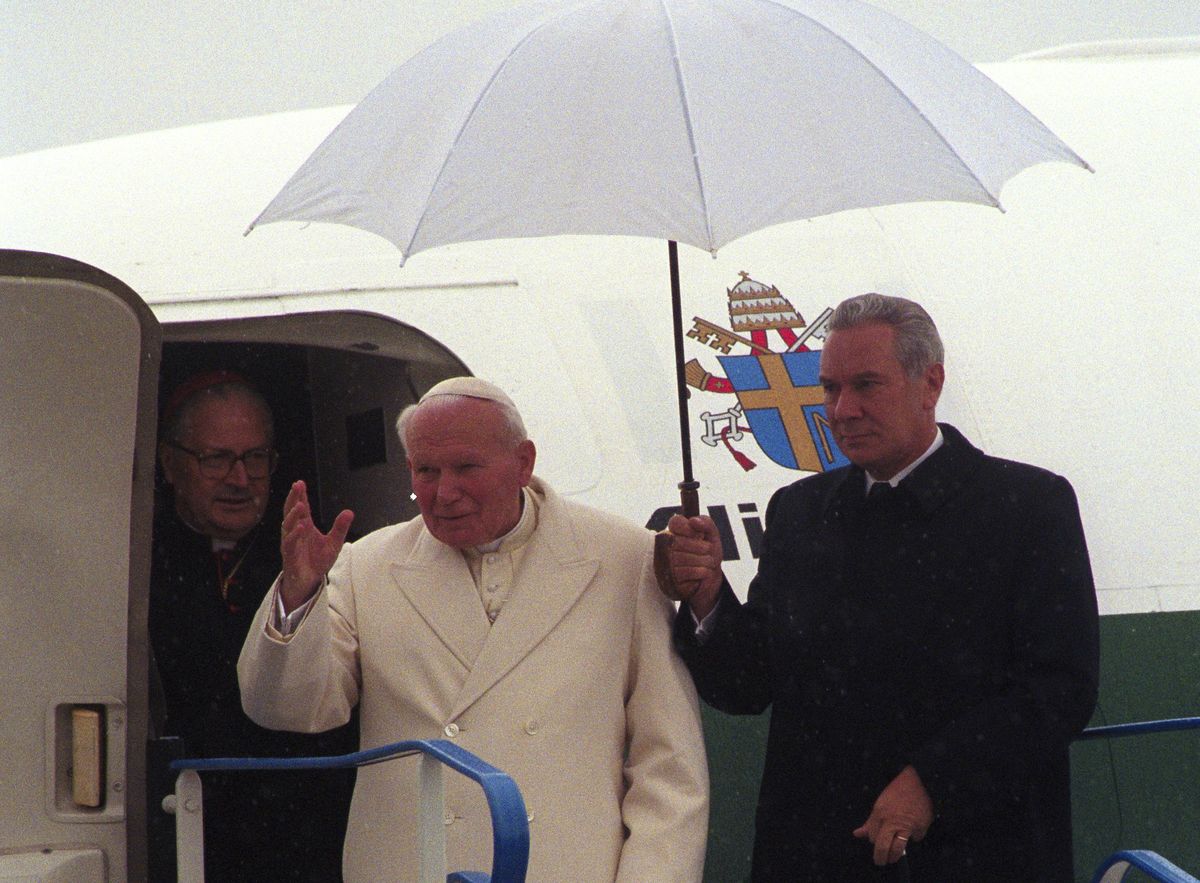 "Widziałem, jak papież odprawia egzorcyzmy". Kamerdyner Jana Pawła II zaskakuje w "Corriere della Sera"
