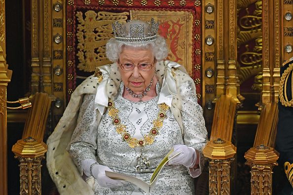 Elżbieta II w końcu zdecydowała. W tle skandal seksualny