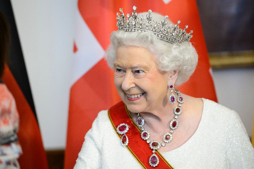 Elżbieta II w królewskiej biżuterii
