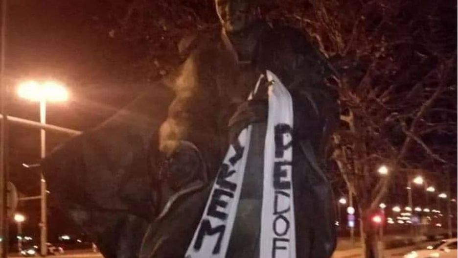 Przed niedzielnymi nabożeństwami antykościelni aktywiści zawiesili na pomnikach Jana Pawła II szarfy z napisem "kryłem pedofilię".