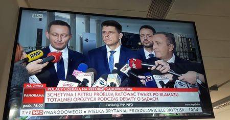 TVP Info musiało jakoś przekazać tę informację. Pasek oderwany od rzeczywistości