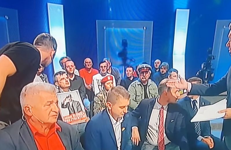 Awantura w programie TVP Info. Uczestnik debaty kopnął gościa w plecy